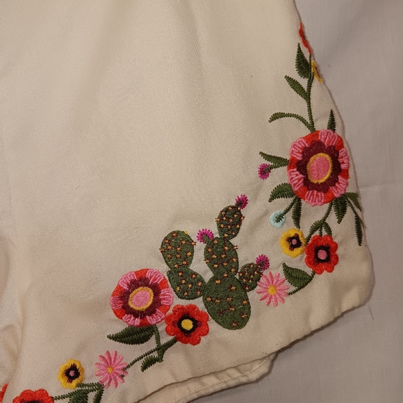 Gianni Bini Embroidered Linen Shorts - Picture 2 of 5